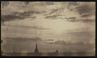 Una de las fotos más raras de las exposición de Biblioteca Nacional es esta puesta de sol tomado desde la plaza de la Puerta del Sol de Madrid en abril de 1859.