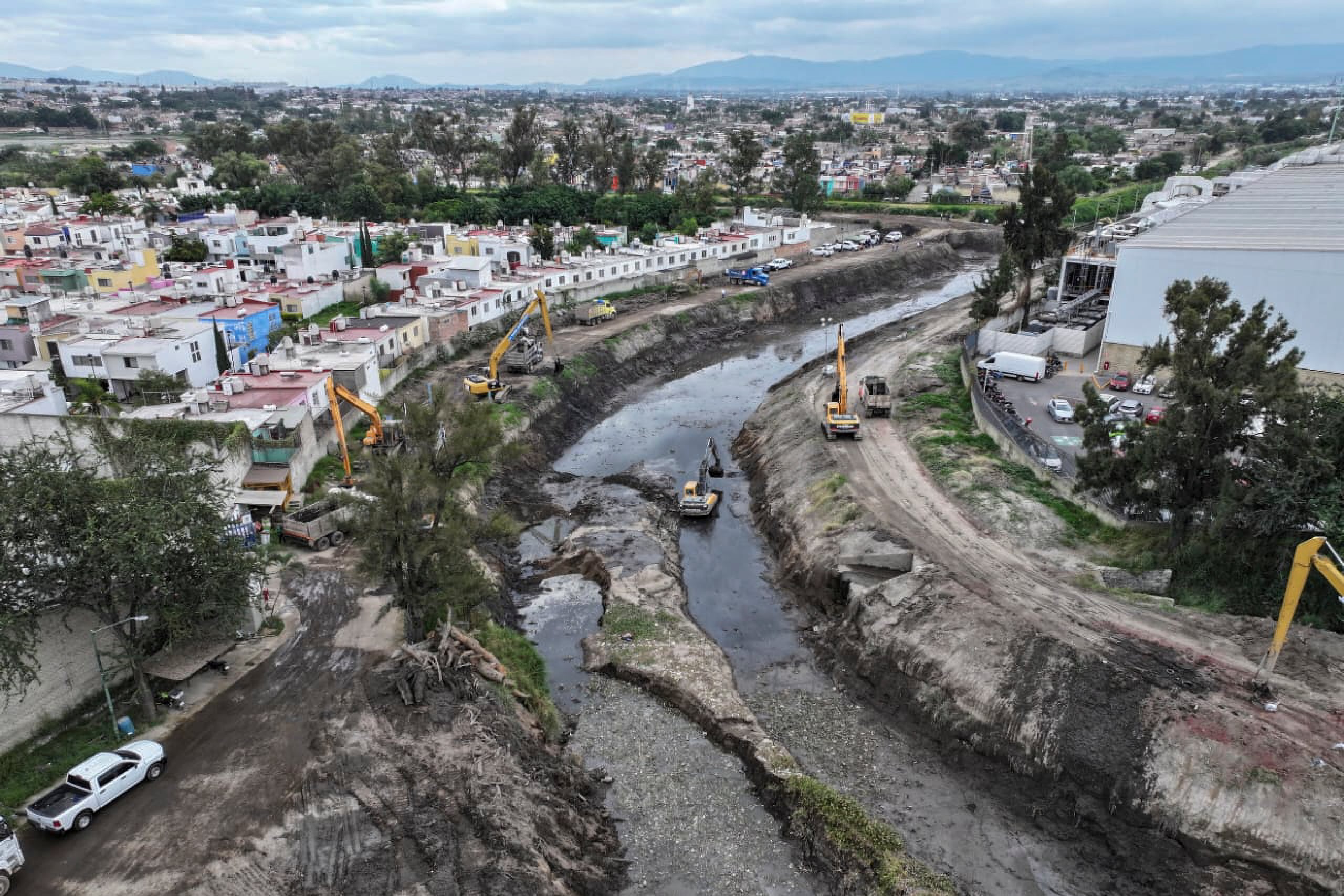 Los vecinos de El Salto denuncian que el Gobierno de Jalisco deposita lodo contaminado de la presa Las Pintas en sus colonias