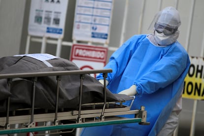 Un sanitario traslada a la morgue a una víctima de covid-19, en el estado de Chihuahua (México).
