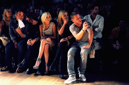 Lindsay Lohan asiste en primera fila al desfile de la colección Primavera-Verano 2012 de Philipp Plein