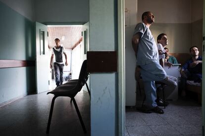 Ahmed Mhanna, el director médico del hospital Al Awda en Jabaliya, al norte de la Franja, escucha junto a médicos y enfermeras del centro el relato de un paciente acerca del bombardeo en el mercado Shishaya.