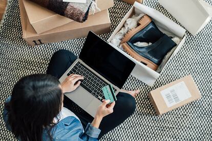 Una mujer realizando compras por internet.