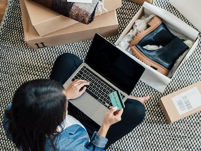 Una mujer realizando compras por internet.