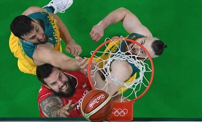 Raduljica, entre Bogut y Baynes.