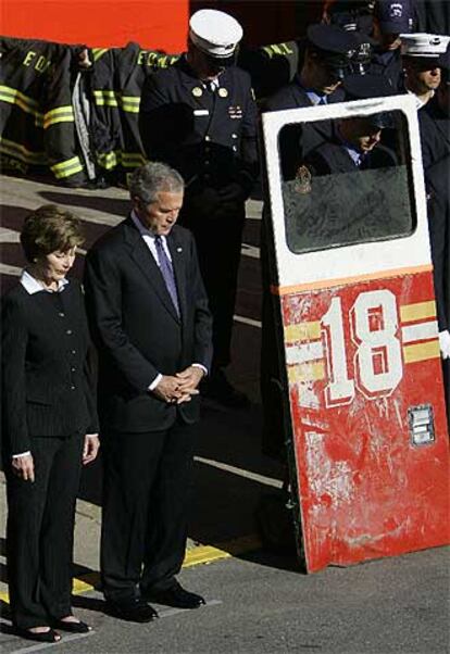 El presidente George W. Bush y su esposa, Laura, durante el homenaje a las víctimas del 11-S en Nueva York.