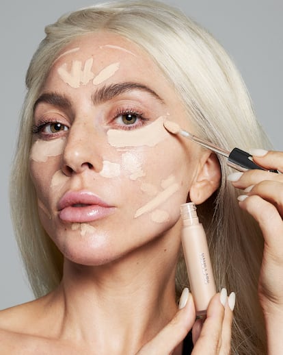 La artista aplicando el corrector Triclone Skin Tech Hydrating Concealer, con árnica fermentada.