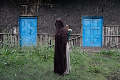 Además del cambio climático, desde 2020, el país sufre un violento conflicto en Tigray. Pese a que en noviembre de 2022 se firmó una tregua mediante un acuerdo de paz, la guerra ha provocado más de cinco millones de desplazamientos internos. La crisis también ha exacerbado otros conflictos políticos en el país. En Oromía, donde se encuentra Arsi, la violencia está vinculada a las tensiones entre las autoridades locales y las nacionalistas en sus reivindicaciones de autonomía frente al Gobierno federal. En el centro de estas tensiones se encuentra el Ejército de Liberación Oromo (OLA, por sus siglas en inglés), que protagoniza una insurgencia que parece estar cobrando impulso después de que los partidos Oromo en la oposición boicotearan las elecciones de mediados de junio.