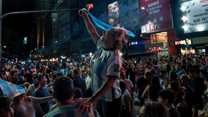 Seguidores de Javier Milei celebran su triunfo en las elecciones del domingo, en Buenos Aires.