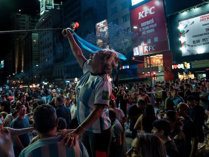 Seguidores de Javier Milei celebran su triunfo en las elecciones del domingo, en Buenos Aires.