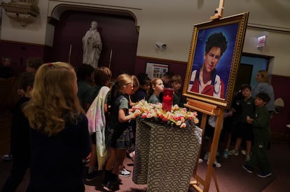 Estudiantes de la escuela San Juan Berchmans en Chicago (Estados Unidos) junto a una foto del Beato Carlo Acutis, en septiembre de 2025.