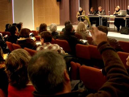 Los directores de Secundaria, en la asamblea celebrada en el IES Llu&iacute;s Vives de Valencia, ayer. 