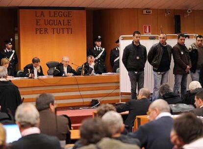 Los jueces de un tribunal de Turín oyen las declaraciones del mafioso arrepentido Gaspare Spatuzza desde detrás de un biombo
