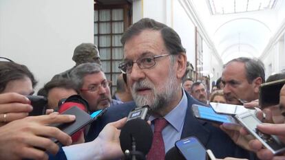 Rajoy comparece ante los medios en los pasillos del Congreso de los Diputados.