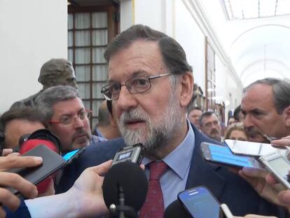 Rajoy comparece ante los medios en los pasillos del Congreso de los Diputados.