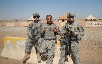 El traductor iraqu&iacute; Sham Hasan, que ahora tiene 30 a&ntilde;os, en 2011 entre dos soldados estadounidenses en Nassiriya (Irak), en una fotograf&iacute;a faciliada por &eacute;l