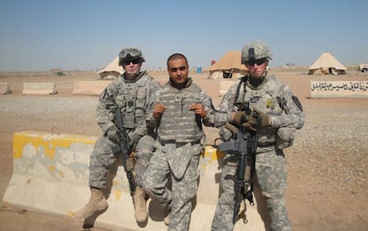 El traductor iraqu&iacute; Sham Hasan, que ahora tiene 30 a&ntilde;os, en 2011 entre dos soldados estadounidenses en Nassiriya (Irak), en una fotograf&iacute;a faciliada por &eacute;l