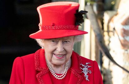 La reina Isabel II atiende una misa navideña en Sandringham, Reino Unido, en 2019.