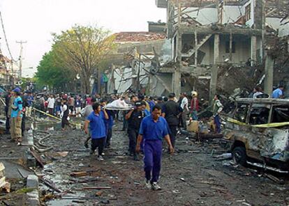 Equipos de rescate entre los restos de una sala de fiestas destruida en el atentado de Bali en octubre de 2002.