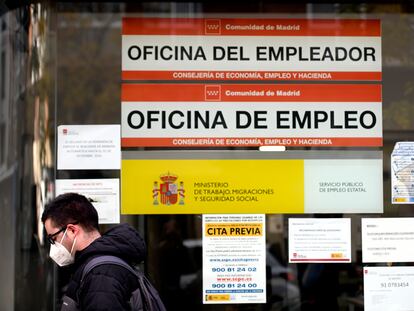 Un hombre pasa por la puerta de una oficina de empleo de Madrid.