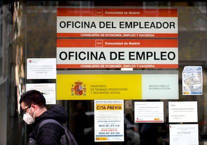 Un hombre pasa por la puerta de una oficina de empleo en Madrid, este miércoles.