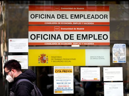Un hombre pasa por la puerta de una oficina de empleo, en Madrid (España), el pasado diciembre.