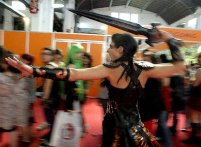 Una visitante del Salón del Cómic de Barcelona, disfrazada de personaje de historieta, ayer.