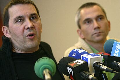 Los dirigentes de Batasuna Arnaldo Otegi y Joseba Permach, en rueda de prensa en San Sebastián.