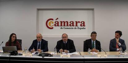 De izquierda a derecha, María Robles, secretaria general de la Cámara de Comercio de Valladolid; Víctor Caramanzana, presidente de la Cámara de de Valladolid; José Luis Bonet, presidente de la Cámara de España; Rafael Catalá, presidente del Centro Español de Mediación y Adolfo Díaz-Ambrona, secretario general de la Cámara de España.