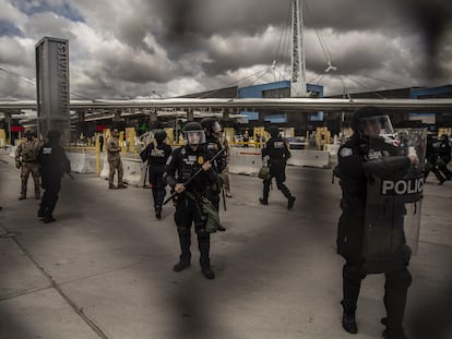 Agentes fronterizos estadounidenses realizan un simulacro en la garita de San Ysidro (Tijuana) este viernes, en preparación para la revocación del Título 42.