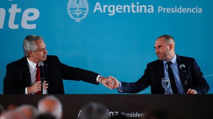 presidente de Argentina, Alberto Fernández (izquierda), saluda al ministro de Economía, Martín Guzmán