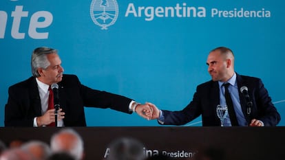 El presidente argentino saluda a Martín Guzmán, ahora exministro de Economía, el pasado 6 de junio.