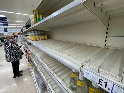 Una compradora se enfrenta en septiembre de 2021 a estantes parcialmente vacíos en un supermercado en Londres.