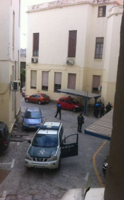 Un vehículo de la Guardia Civil, en la puerta del Ayuntamiento de Melilla.
