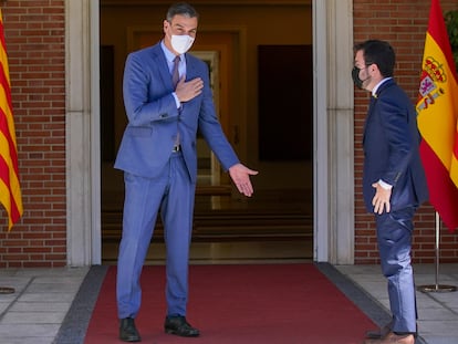 El presidente del gobierno Pedro Sánchez saludo al presidente de la Generalitat Pere Aragonés en el palacio de la Moncloa el pasado 29 de junio.