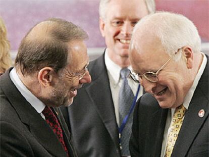 Dick Cheney (derecha) habla con Javier Solana ayer en Vilna.