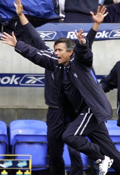 Mourinho celebra un gol.