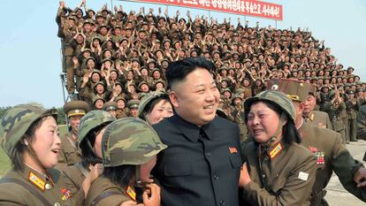 Soldadas norcoreanas, con el líder Kim Jong-un tras una inspección al arsenal de misiles del Ejército Popular en 2014.