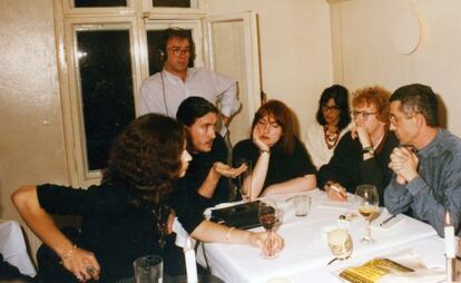 Silvia Grijalba (cuarta por la izquierda) con Héroes del Silencio durante su gira berlinesa en 1993.