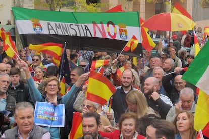 Unas 7.000 personas han participado este domingo en la protesta contra los pactos de investidura de Pedro Sánchez convocada en Badajoz por el PP.