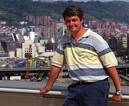 El cocinero Fernando Canales, frente al Museo Guggenheim de Bilbao.