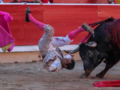  Luis Bolivar, volteado por su primer toro.