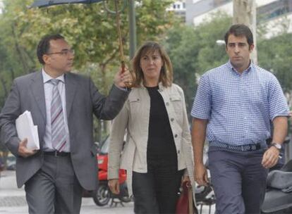 María José Fuente, a la salida del juzgado junto a su abogado (a la izquierda) y el jefe de estudios.