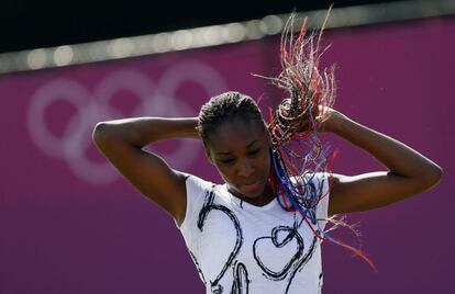 La tenista estadounidense Venus Williams se prepara para su sesión de entrenamiento en el club de tenis All England Lawn