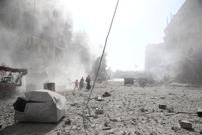 Gente caminando tras un ataque a&eacute;reo cerca de Damasco