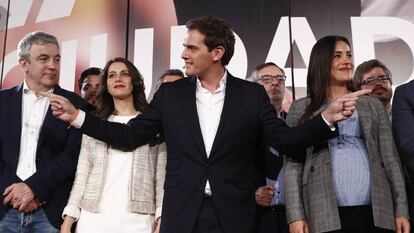 Albert Rivera celebra, junto a su equipo, los resultados de las elecciones generales en la sede de su partido en Madrid.