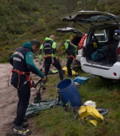 Miembros del equipo de rescate de la Guardia Civil preparan sus equipos para la jornada de trabajo.