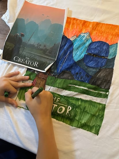 Dylan pintando la camiseta número 250, inspirada en la película 'The Creator', que regaló a su protagonista, John David Washington.