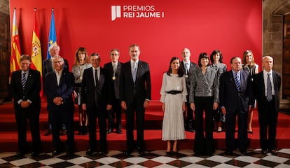 Foto de familia de los asistentes a la ceremonia de entrega de la 34ª edición de los Premios Rey Jaime I en la Lonja de Valencia. En el centro, los Reyes de España, las autoridades y organizadores y los galardonados.