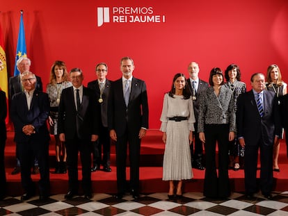 Foto de familia de los asistentes a la ceremonia de entrega de la 34ª edición de los Premios Rey Jaime I en la Lonja de Valencia. En el centro, los Reyes de España, las autoridades y organizadores y los galardonados.