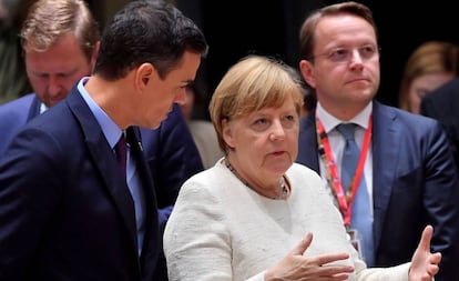 El presidente del Gobierno, Pedro Sánchez, junto a la canciller alemana Angela Merkel en Bruselas.